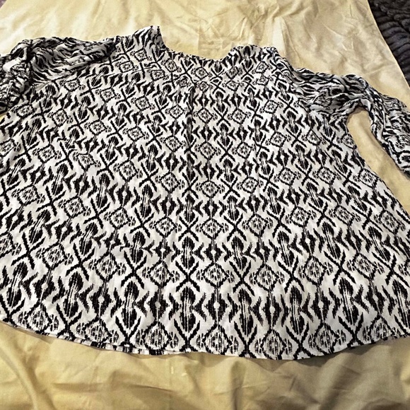 NEW PHOTOS! V-NECK TOP, BLACK/WHITE, SIZE 24, GEOMETRIC PRINT, LONG ROLL-UP SLEE - Picture 10 of 11
